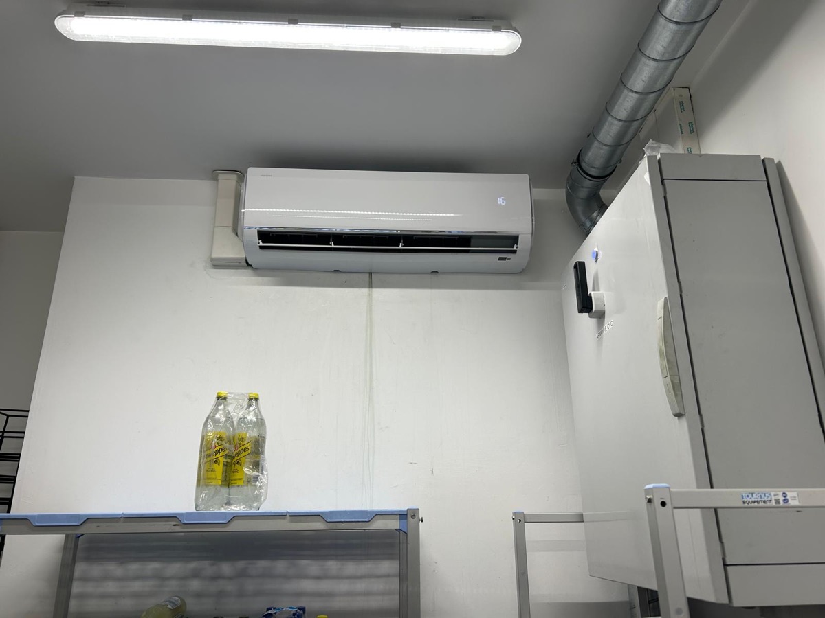 Installation split mural